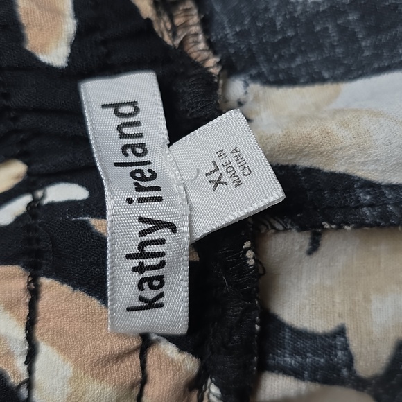 Kathy Ireland Black and Tan Floral High Waist Shorts - Picture 2 of 3